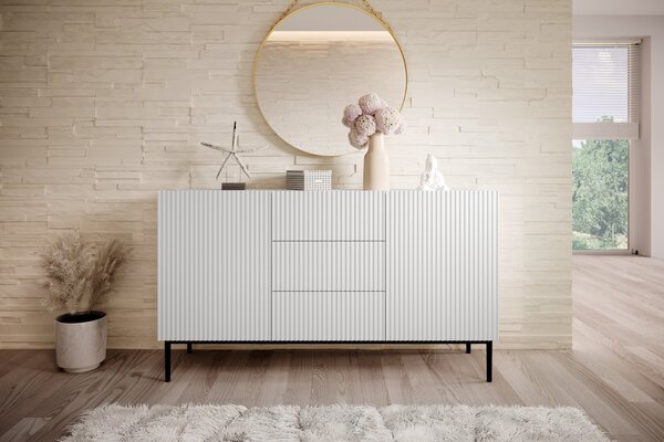 Komoda Nicole 150 cm z szufladami i ryflowanym frontem - biały mat / czarne nóżki