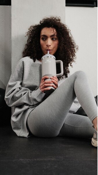 Jasnoszary termos ze stali nierdzewnej ze słomką 890 ml Quencher H2.O FlowState™ Tumbler Ash – Stanley