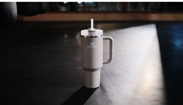 Jasnoszary termos ze stali nierdzewnej ze słomką 890 ml Quencher H2.O FlowState™ Tumbler Ash – Stanley