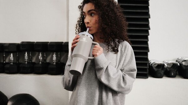 Jasnoszary termos ze stali nierdzewnej ze słomką 890 ml Quencher H2.O FlowState™ Tumbler Ash – Stanley