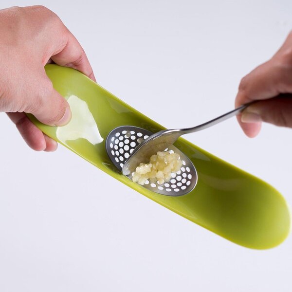 Zielony wyciskacz do czosnku Joseph Joseph Garlic Rocker