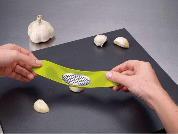 Zielony wyciskacz do czosnku Joseph Joseph Garlic Rocker