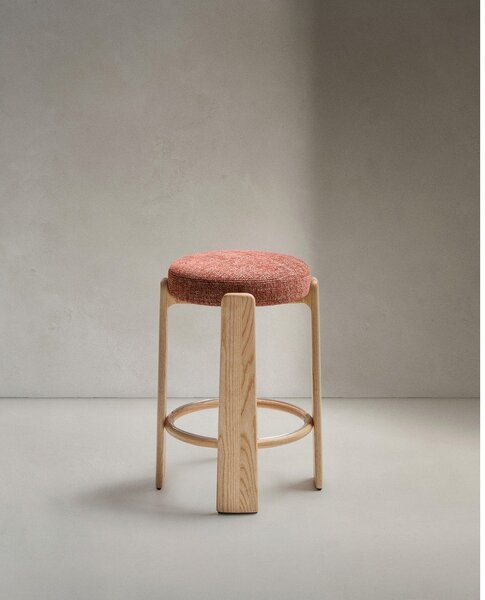 Hoker z litego drewna jesionowego w ceglasto-ciemnonaturalnym kolorze (wysokość siedziska 75 cm) Granite – Kave Home