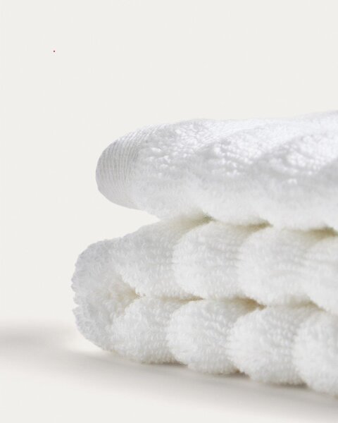Biały bawełniany ręcznik frotte 50x90 cm Navira – Kave Home