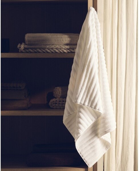 Biały bawełniany ręcznik kąpielowy frotte 70x140 cm Navira – Kave Home