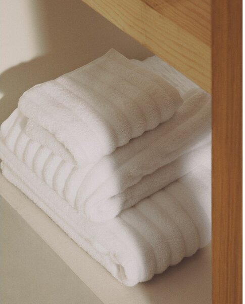 Biały bawełniany ręcznik kąpielowy frotte 70x140 cm Navira – Kave Home