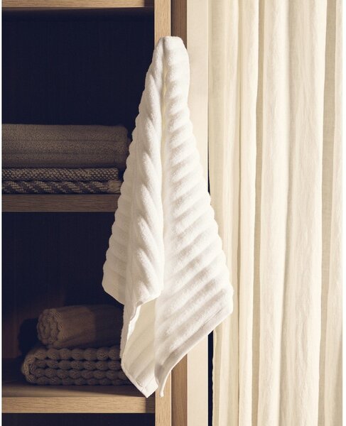 Biały bawełniany ręcznik kąpielowy frotte 70x140 cm Navira – Kave Home