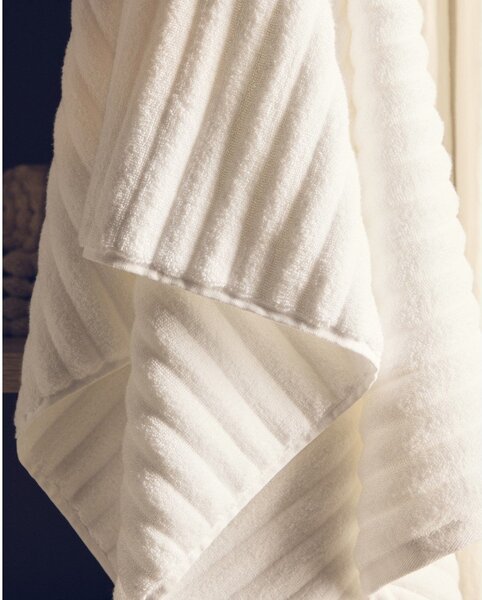 Biały bawełniany ręcznik kąpielowy frotte 70x140 cm Navira – Kave Home