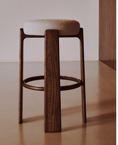 Hoker w kolorze beżowo-ciemnonaturalnym z litego drewna jesionowego (wysokość siedziska 75 cm) Granite – Kave Home
