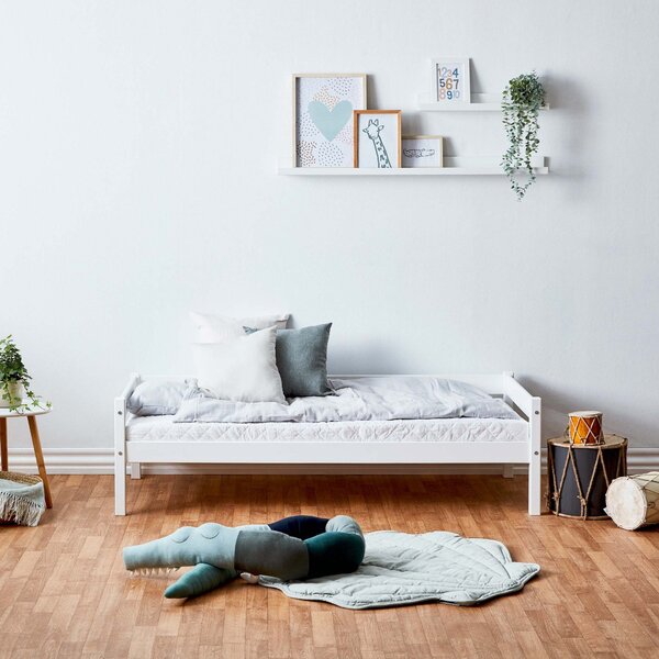 Białe łóżko dziecięce z drewna sosnowego 70x160 cm z materacem