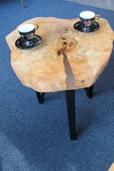 Stolik kawowy z plastra olchy i żywicy 48 × 46 cm