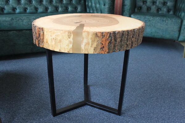 Stolik z jesionu i żywicy epoksydowej 63 × 55,5 cm