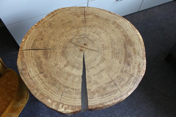 Dębowy stolik kawowy z żywicą 56 × 52 cm – naturalny plaster drewna