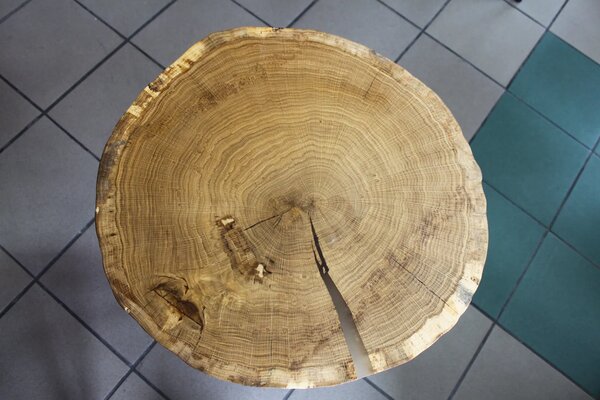 Stolik kawowy z dębu i żywicy epoksydowej 54 × 53,5 cm