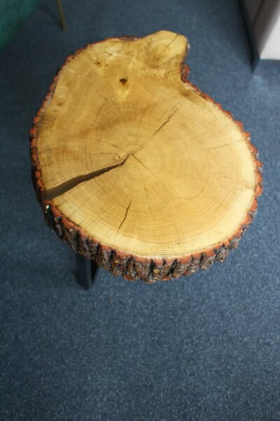 Stolik kawowy z dębu i żywicy epoksydowej 55,5 × 44 cm