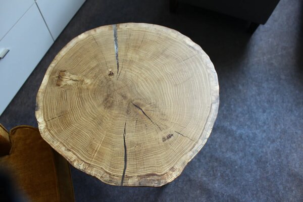 Stolik kawowy z dębu i żywicy epoksydowej 54 × 52,5 cm