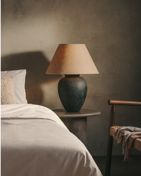 Czarno-beżowa lampa stołowa z tekstylnym kloszem (wysokość 60 cm) Mercadal – Kave Home