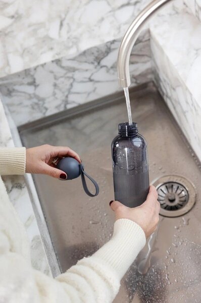 Ciemnoszara podróżna butelka z plastiku z recyklingu 600 ml Ture – Sagaform