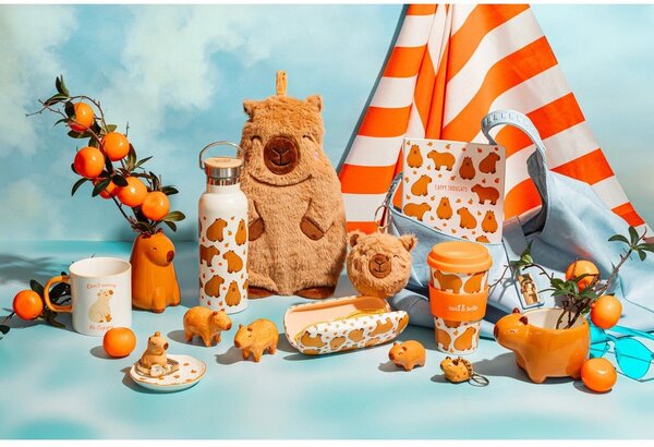 Beżowy termofor Coco Capybara – Sass & Belle