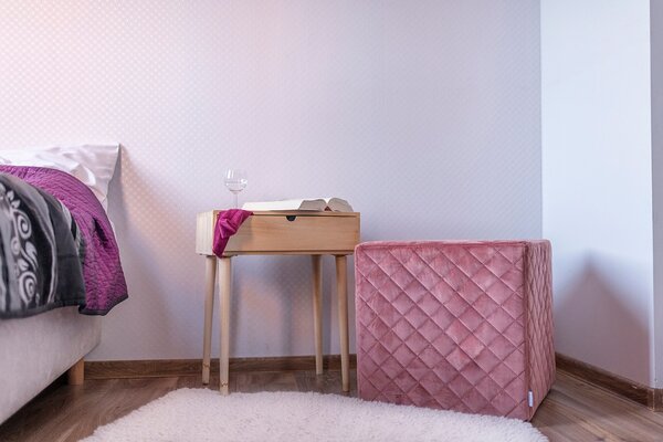 Pikowana pufa Toss, kwadratowa, ozdobna, do salonu, elegancka, w stylu glamour