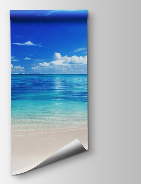 Fototapeta Plaża z błękitną wodą i chmurami, Fototapety Morze i Plaża, Popularne Fototapety, u74335 - Tapeko.pl