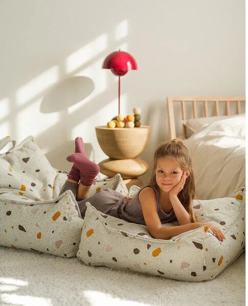Biały dziecięcy worek do siedzenia z materiału bouclé/z tkaniny szenilowej Terrazzo Chair – Wigiwama