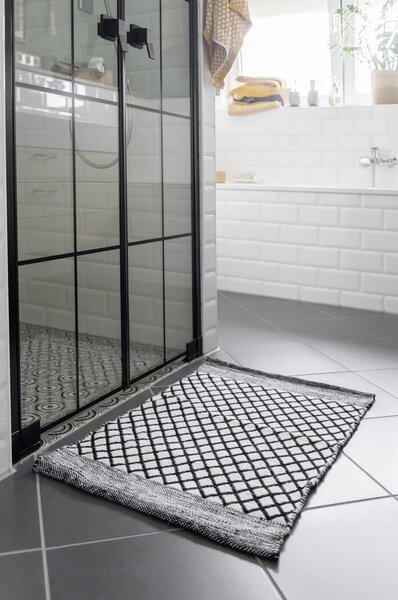 Czarno-biały dywanik łazienkowy z plastiku z recyklingu 50x80 cm Tara – Wenko