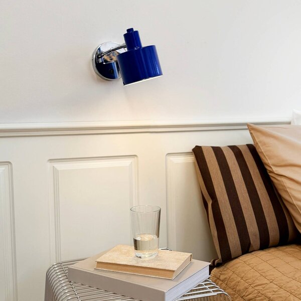 Dyberg Larsen Lampa ścienna Ocean, niebieski/chrom, głębokość 30 cm Ocean, niebieski, salon / jadalnia, metal, design