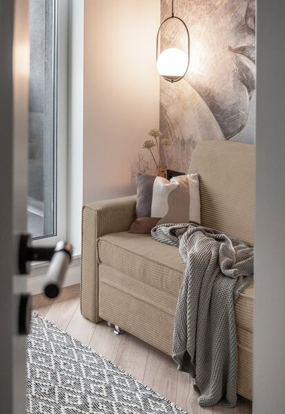 Beżowa rozkładana sofa 168 cm Lucky Lucy – Miuform