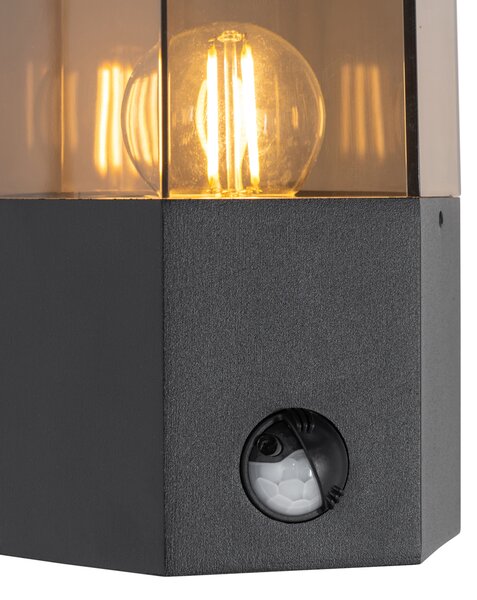 Lampa ścienna zewnętrzna czarna z przydymionym szkłem sześciokątnym i czujnikiem ruchu - Denmark