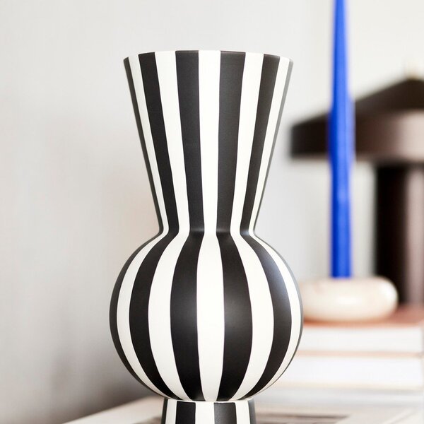 Biały/czarny kamionkowy ręcznie wykonany wazon (wysokość 28 cm) Toppu – OYOY Living Design
