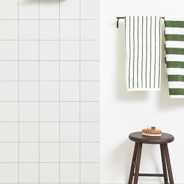 Brązowa ścienna półka łazienkowa ze stali nierdzewnej Pieni – OYOY Living Design