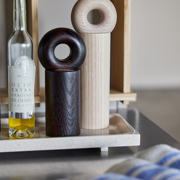 Drewniany młynek do soli i pieprzu w naturalnym kolorze Hoop – OYOY Living Design