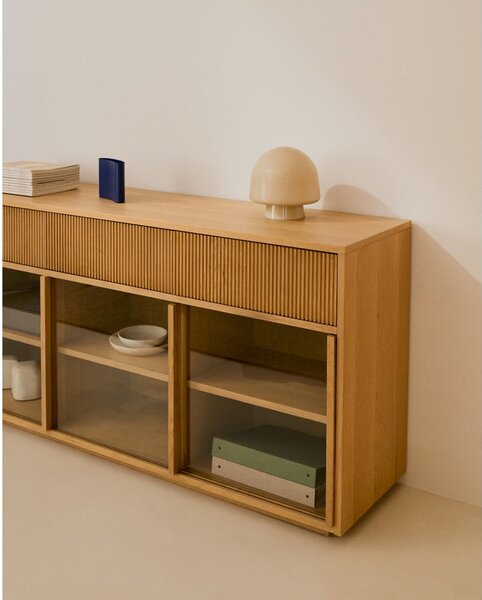 Witryna w dekorze dębu z drzwiami przesuwnymi w naturalnym kolorze 200x80x40 cm Helvine – Kave Home