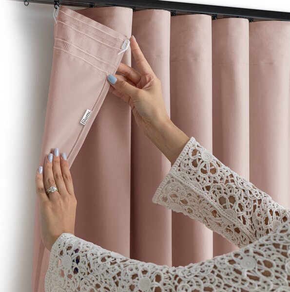 Jasnoróżowa aksamitna zasłona częściowo zaciemniająca (dimout) 140x250 cm Velto – Filumi